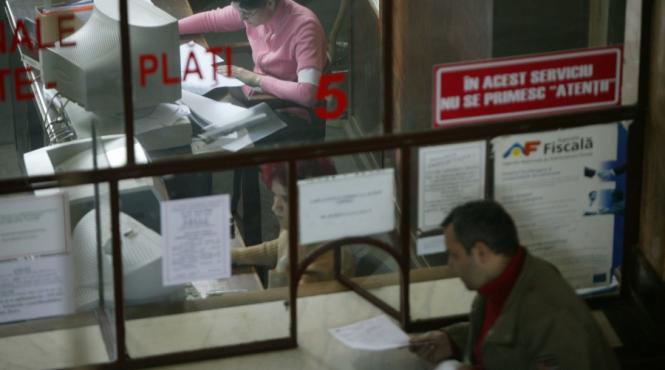 icirc n rom acirc nia 120 000 de functionari publici