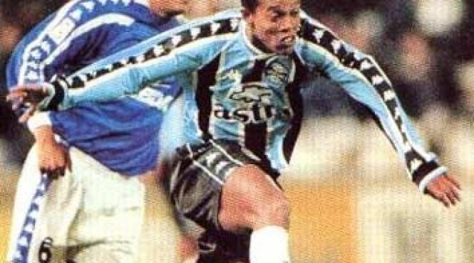 real marid barcelona si manchester united sunt innebunite de douglas costa