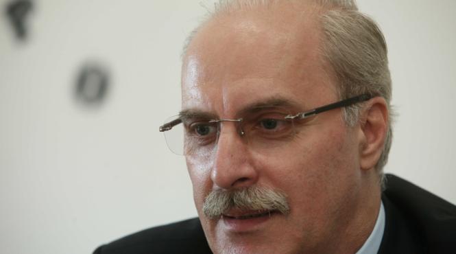 verde n fata medalii contra aprobari de masina si televizor