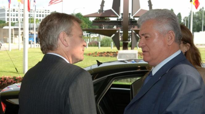 voronin se joaca cu focul l a invitat pe jaap de hoop scheffer inaintea lui putin la chisinau
