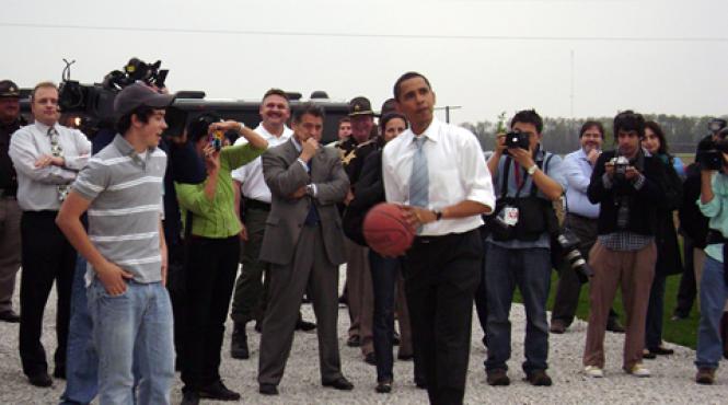 barack obama va juca baschet in timpul unui miting electoral