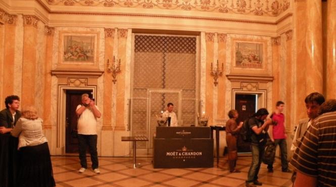 principele radu sala tronului este batjocorita icirc n loc de cultura aici infloresc nuntile si botezurile