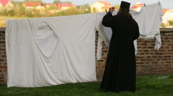 cine pupa poala popii