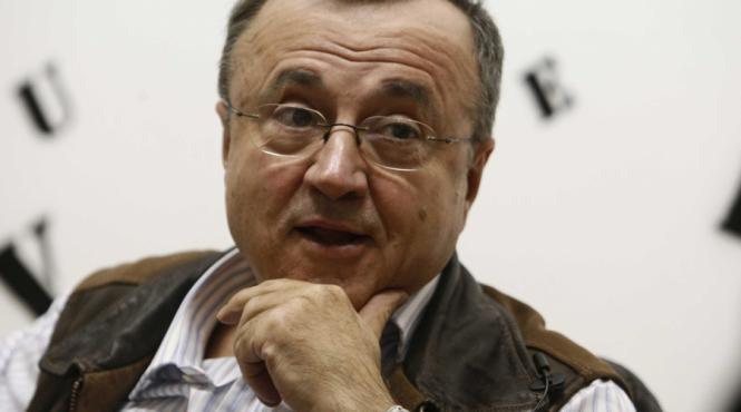 verde n fata ion cristoiu sunt un satelit artificial ma nvartesc in jurul pamantului