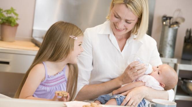 guvernul stimuleaza natalitatea bani buni pentru mame