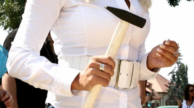 onoarea lui udrea 5 000 lei elena udrea spalata de cna