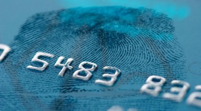 roman acuzat in sua pentru furt de identitate