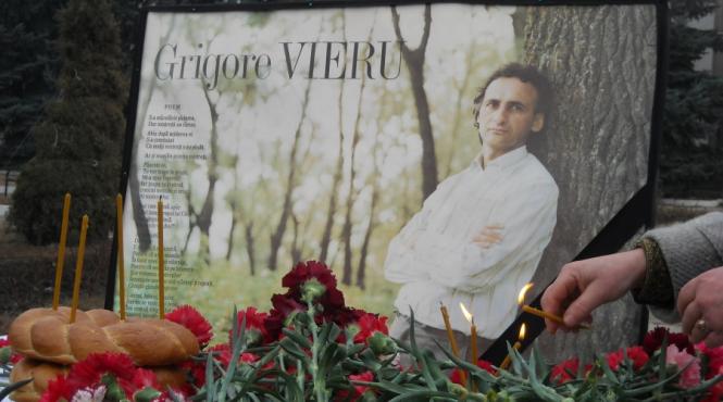 o mare de oameni la icirc nmormantarea lui vieru sunt iarba mai simplu nu pot fi