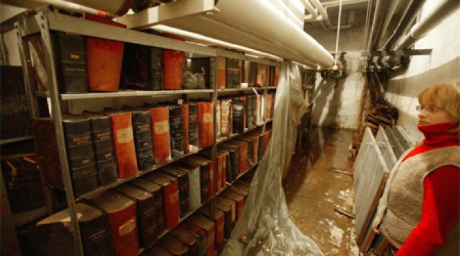 veceul se varsa peste carti cu barca prin biblioteca