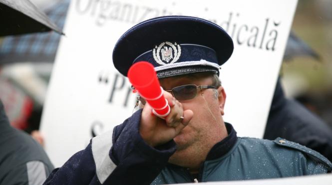 2 000 de glugi de coceni pentru siguranta publica nica face apelul bocancilor la politie