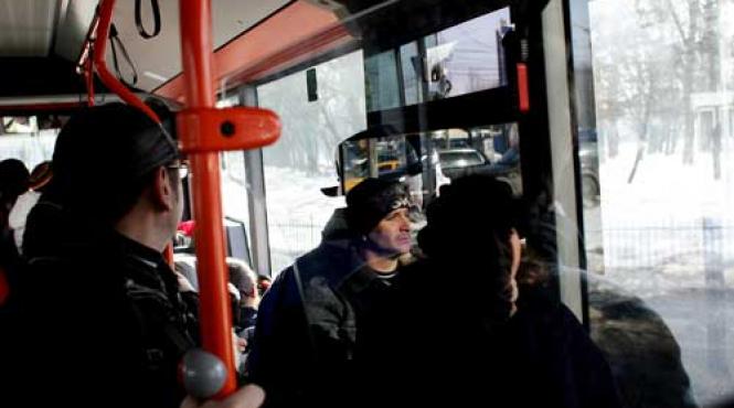 aviz politistilor cum lucreaza sutii in tramvaiul 5