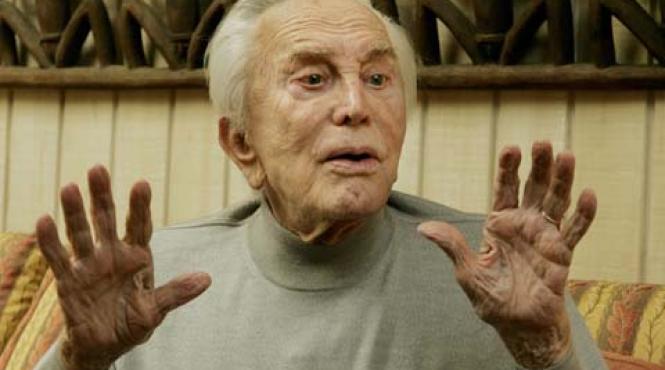 kirk douglas s a intors pe scena la varsta de 92 de ani