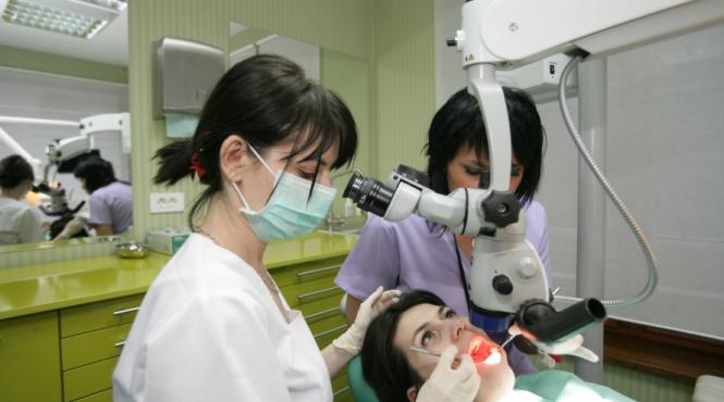 performanta stomatologie la microscop