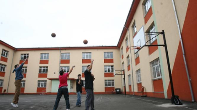 programul liceenilor cu ore de religie dar fara sport