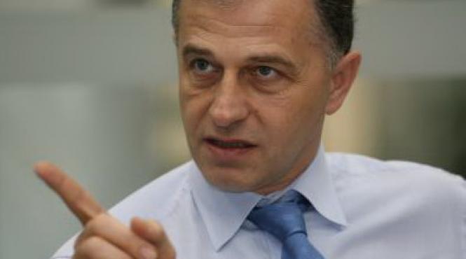 geoana traian basescu incaleca guvernul pentru a acapara toata puterea