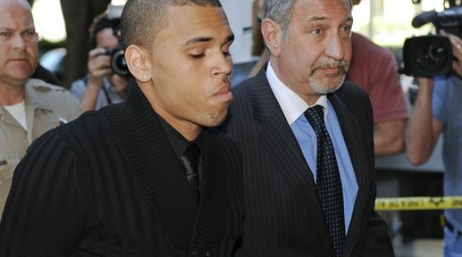 chris brown pledeaza nevinovat la acuzatia de agresare a rihannei