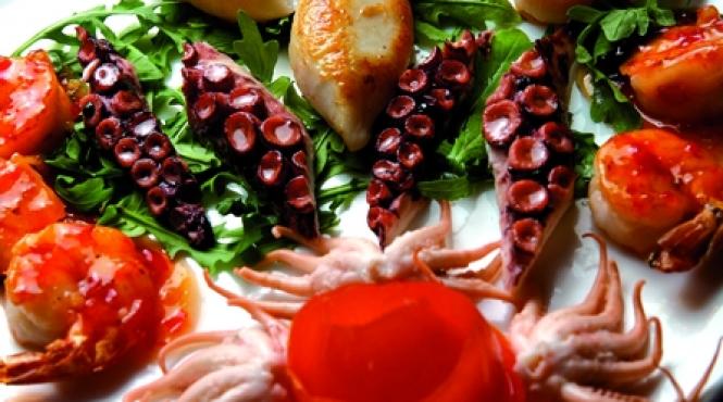 o masa imbelsugata la ceas de sarbatoare