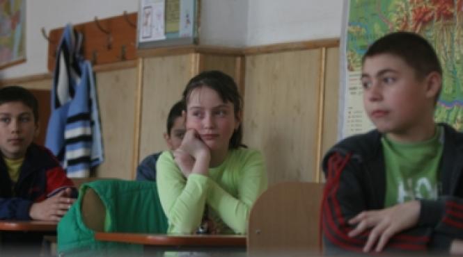 guvernul ii impinge pe copii din bancile scolii la coada vacii