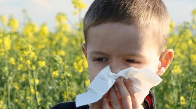 ceva pluteste in aer