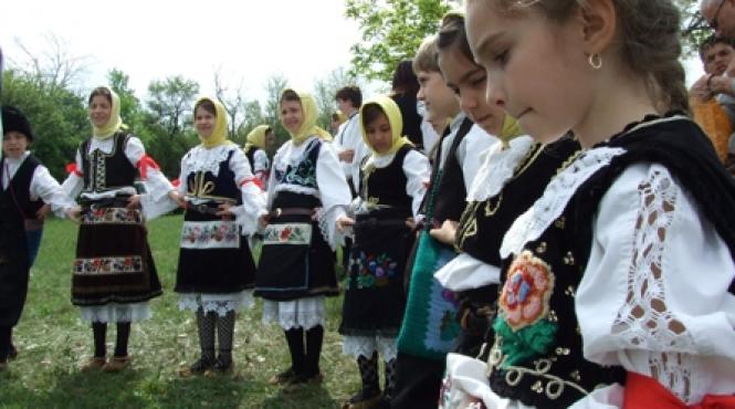 drumul la biserica trece prin folclor