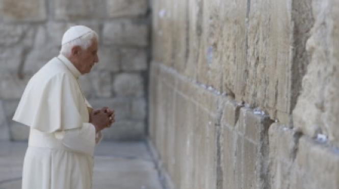 papa a aprins flacara amintirii la yad vashem