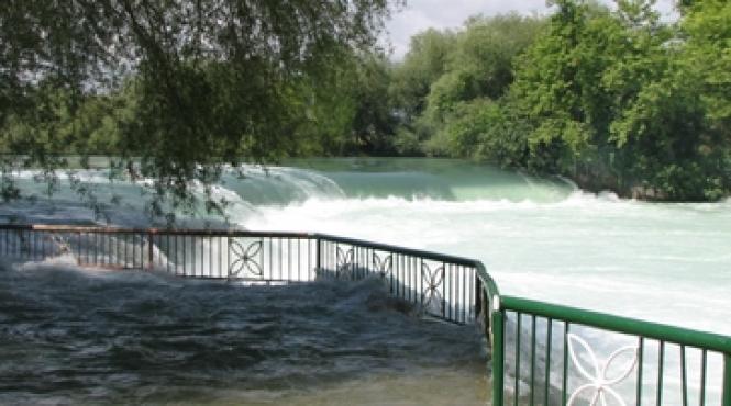 un ceai fierbinte cu picioarele in apa rece