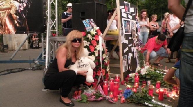 anda adam canta in memoria lui michael jackson