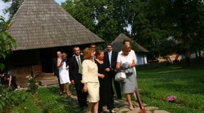 in pas regal pe aleile muzeului national al satului