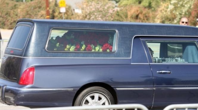 sicriul cu trupul lui michael jackson nu a fost depus la forest lawn