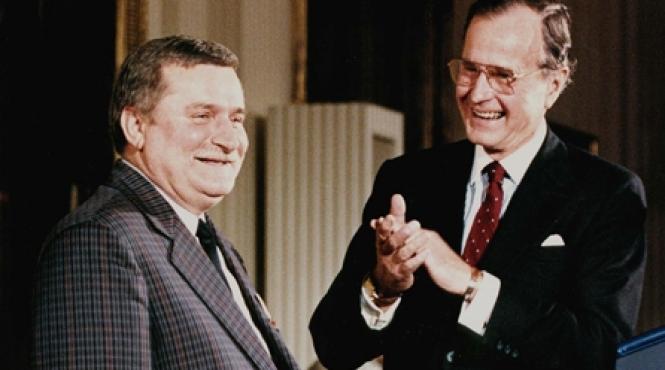 in timpul vizitei in polonia bush l a laudat pe walesa