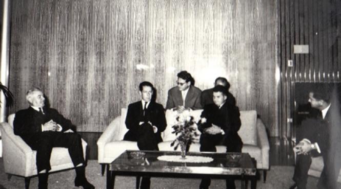 ion gheorghe maurer in centrul atentiei la receptia oferita de ambasadorul frantei