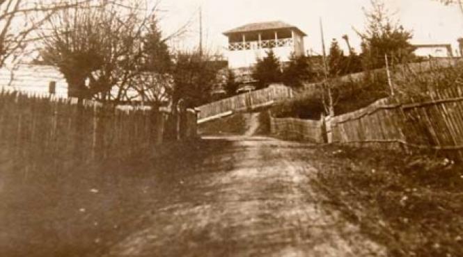 casa criticului sfasiata in doua de comunisti