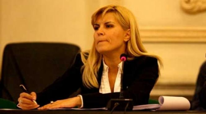 udrea si a taiat singura perdelele