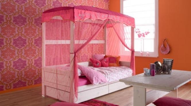 baldachinul atrage toate privirile intr o camera de printesa
