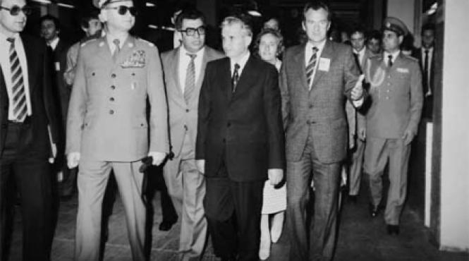 omul cu ochelari negri