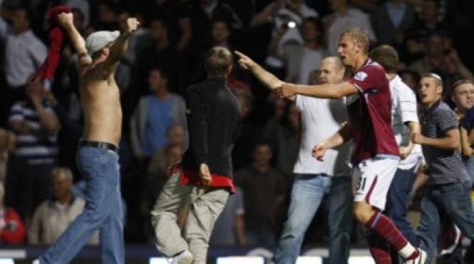 huliganii englezi au turbat iar moartea le a fluturat steagul pe upton park video