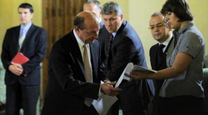basescu isi face campanie pe dosarul revolutiei