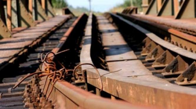 cale ferata legata bine cu sarma la carta