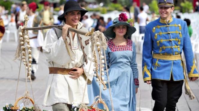 piata constitutiei un loc magic cu domnite si soldati