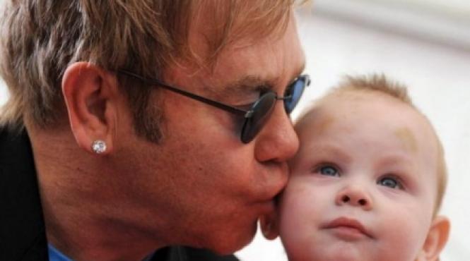 elton john prea batran ca sa adopte