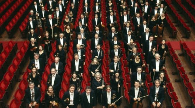 in direct la mezzo de la sala palatului