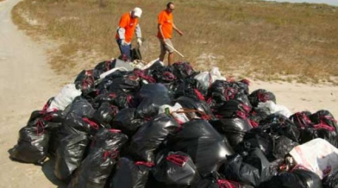 vadu 30 de metri cubi de gunoi pe 3 km de plaja