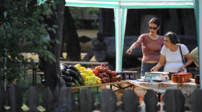 poftiti la targul bio de la muzeul satului