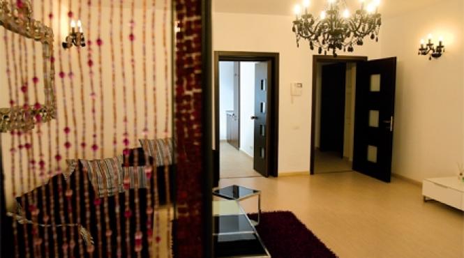 pretiozitate intr un apartament in alb si negru