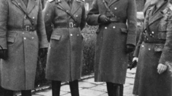 as ajunge un maior cu burta chelios si nebun