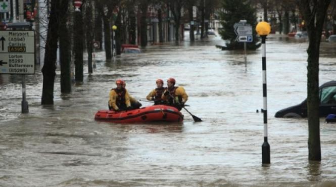 inundatiile fac victime in marea britanie si brazilia