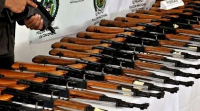 mexic politia a gasit asupra unei americane 41 de arme de asalt
