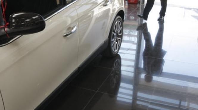 piata auto lovita de criza