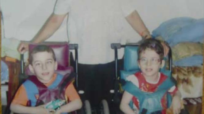 o mama singura se zbate sa si salveze cei doi copii