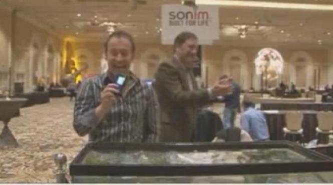 a spart telefonul indestructibil in doua minute